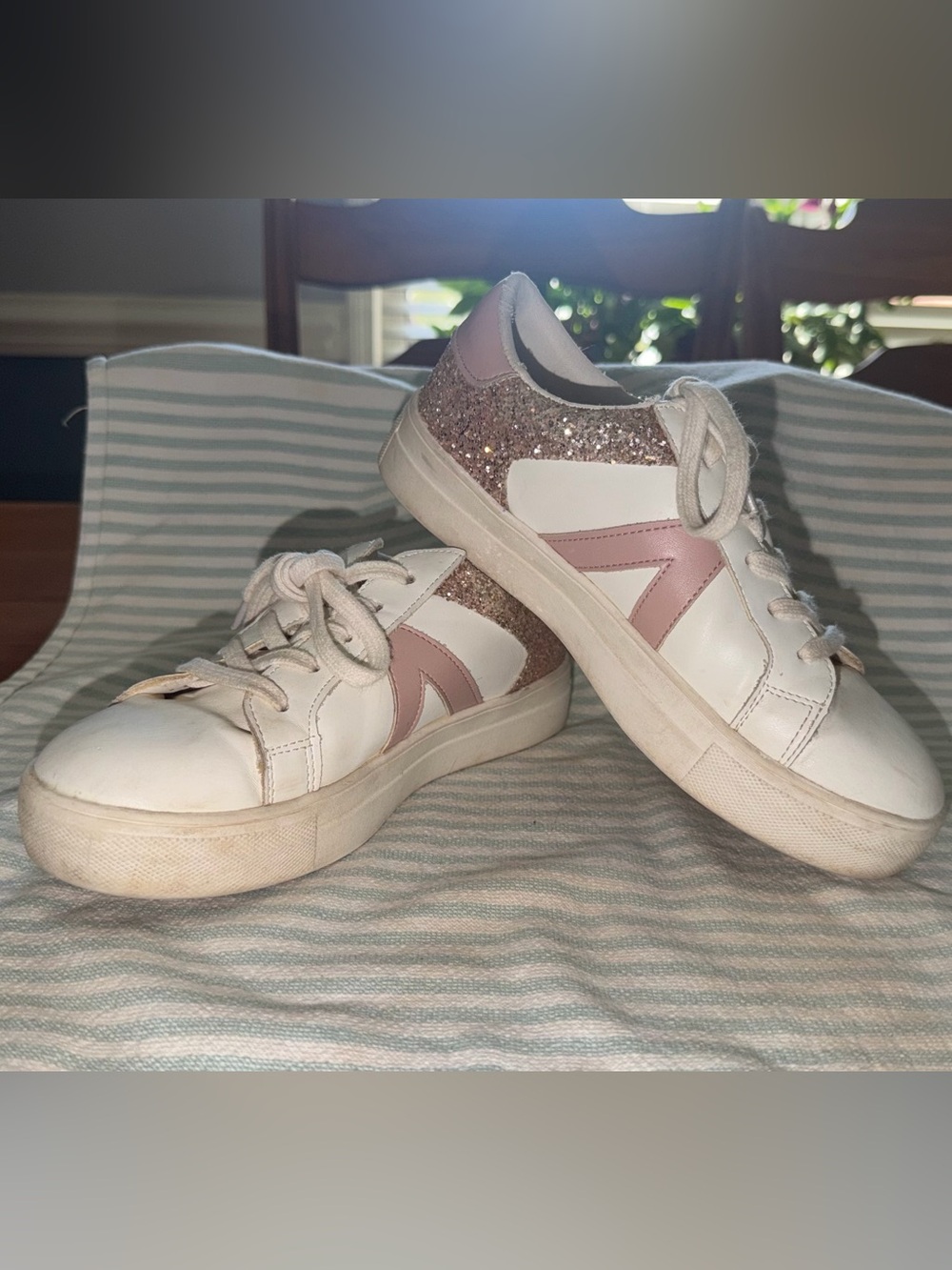 Mia Girl size 5 White and Pink Glitter Low-Top Sneakers for Women